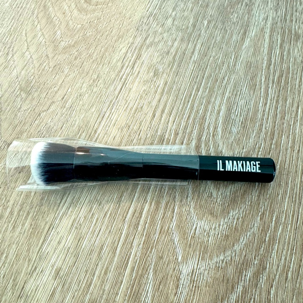 Il Makiage Foundation Brush #100 (Foundation Blending Brush) - Picture 4 of 5
